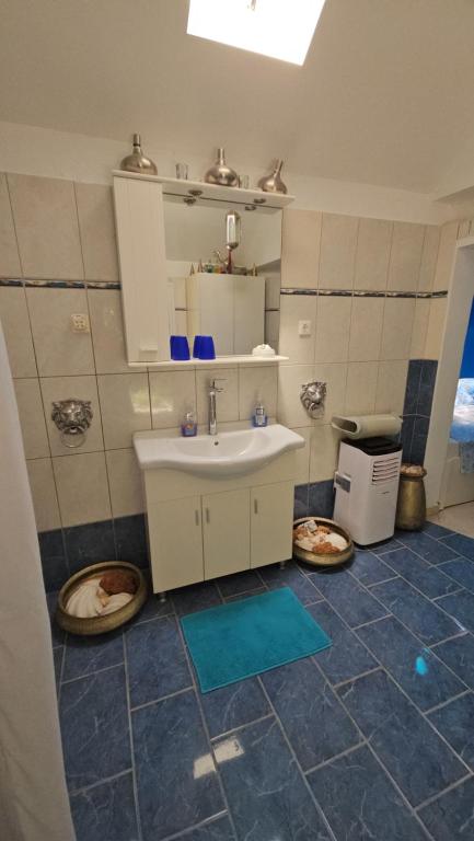a bathroom with a sink and two plates on the floor at Home & Gardens 2-Bed Villa in Sevasti Katerini in Katerini