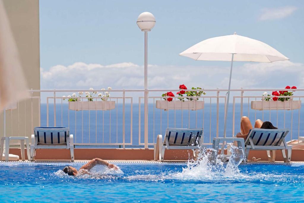 Bazén v ubytování Dorisol Mimosa Studio Hotel nebo v jeho okolí