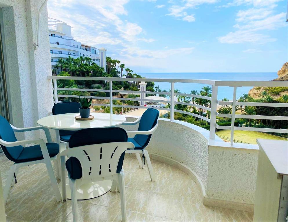 d'un balcon avec une table et des chaises donnant sur l'océan. dans l'établissement Blue Senses 518, à La Vila Joiosa