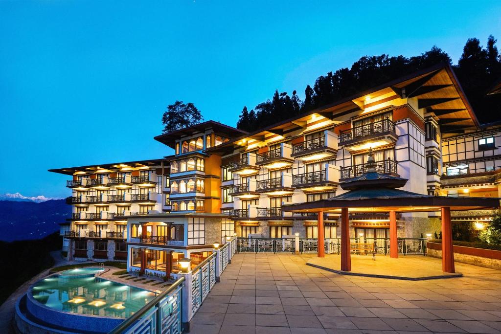 un hôtel avec une piscine en face d'un bâtiment dans l'établissement Denzong Regency- Luxury Mountain Retreat Spa & Casino, à Gangtok
