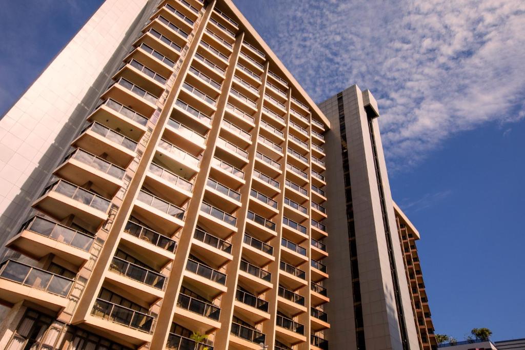 een hoog gebouw met een blauwe lucht op de achtergrond bij Kubitschek Plaza Hotel in Brasilia