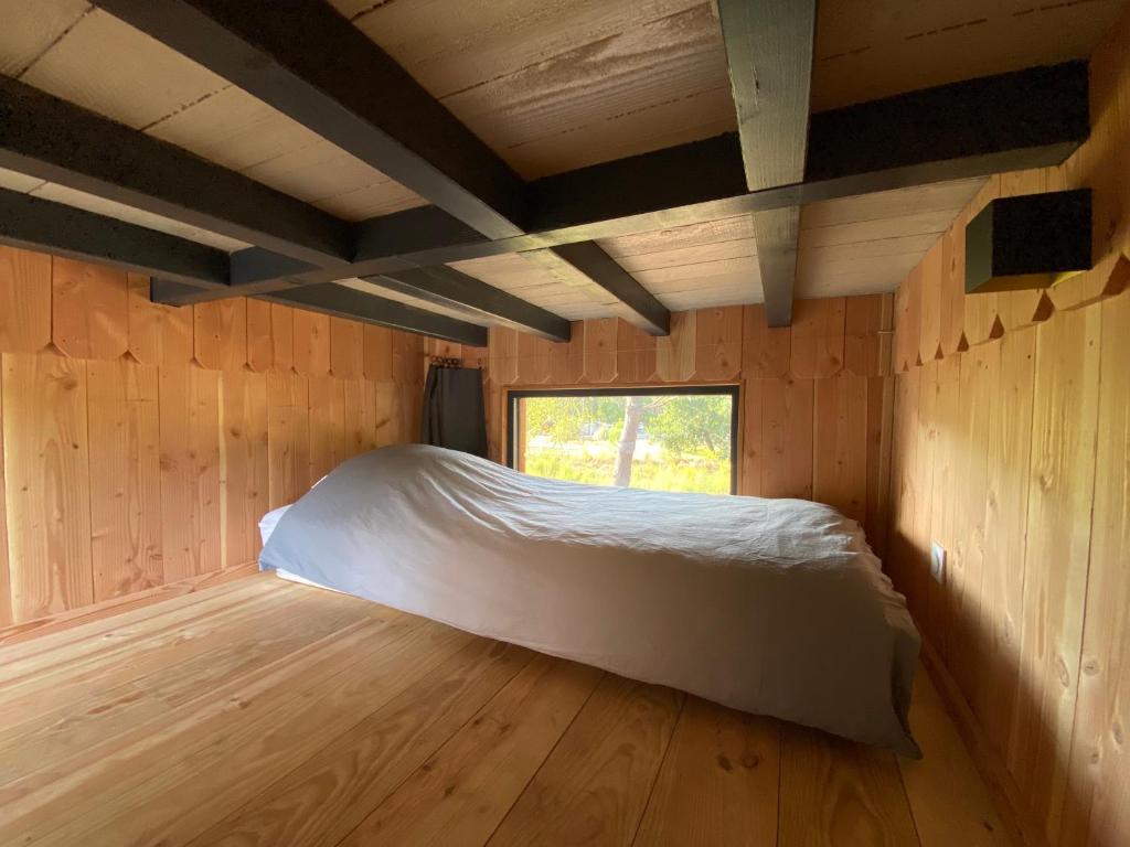 Postel nebo postele na pokoji v ubytování Camping la Kahute - Tiny House au coeur de la fôret