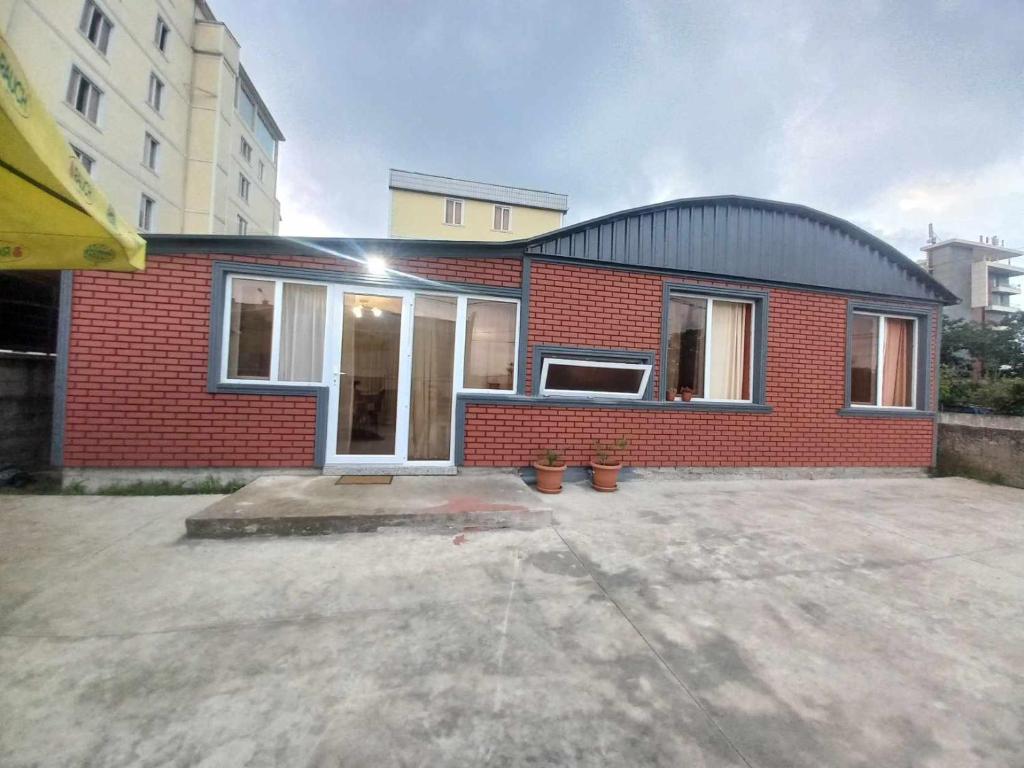 Budova, kde se prázdninový dům nachází