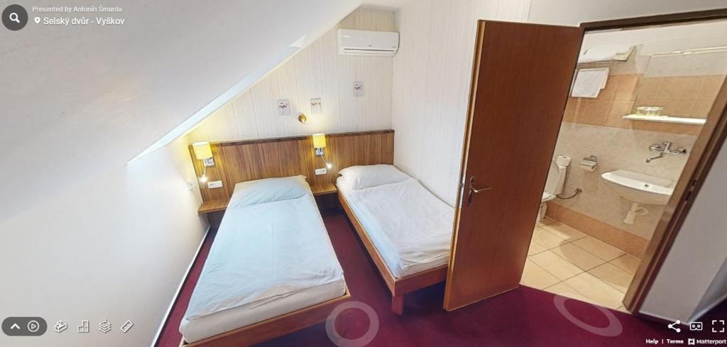Postel nebo postele na pokoji v ubytování Hotel Selsky Dvur