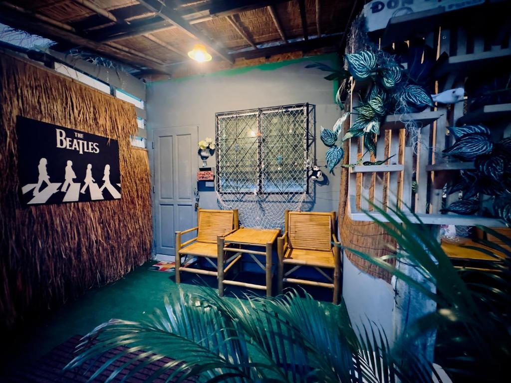 uma sala com cadeiras e uma placa que lê Beatles em ME Hostel & Homestay at Haadrin em Haad Rin