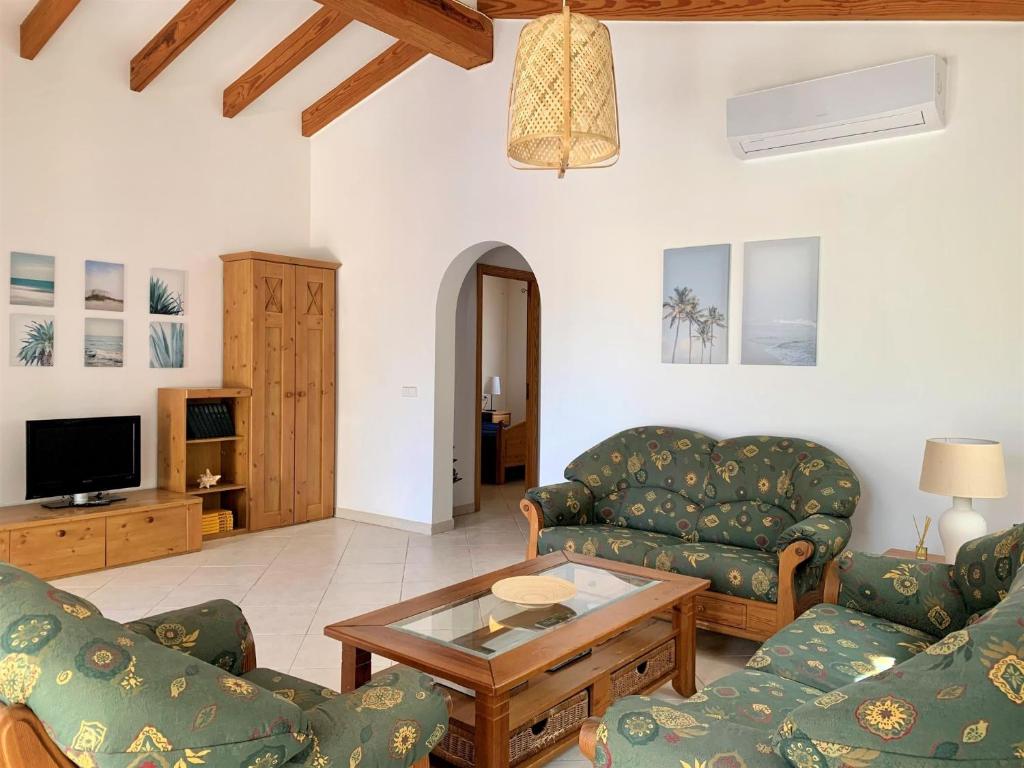 Sala de estar con 2 sofás y mesa de centro en Casa Dorotea, en Son Serra de Marina