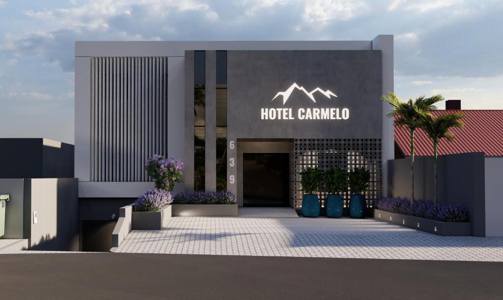 uma entrada do hotel com uma placa que lê hotel camelidated em Hotel Carmelo em São José dos Pinhais