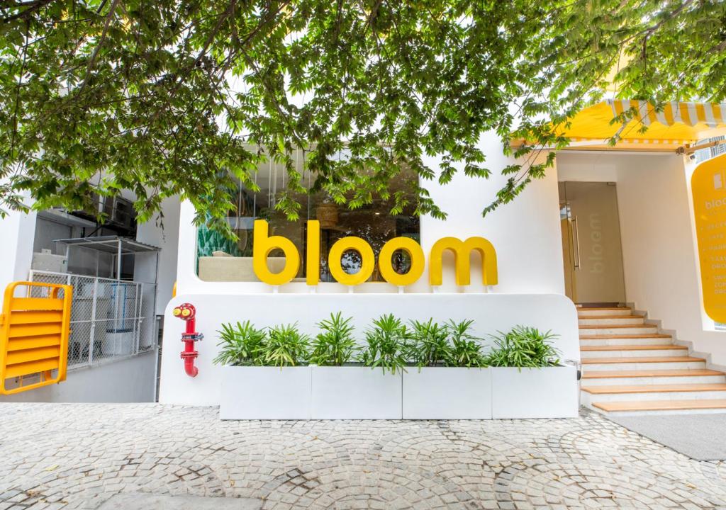 un edificio con una señal de flor en el costado. en Bloom Hotel - HSR Layout Sec 6, en Bangalore