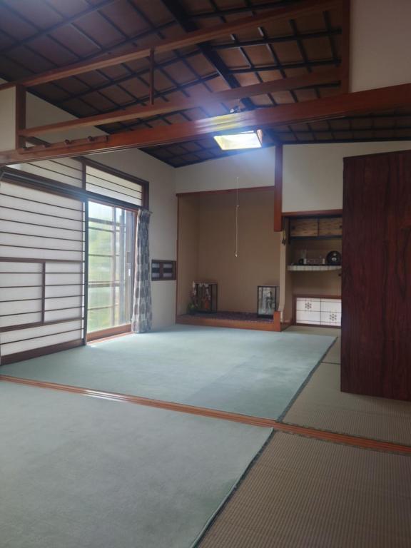 una habitación vacía con garaje con puerta en 玉川温泉の湯治に最適な宿　鳳凰館, en Senboku