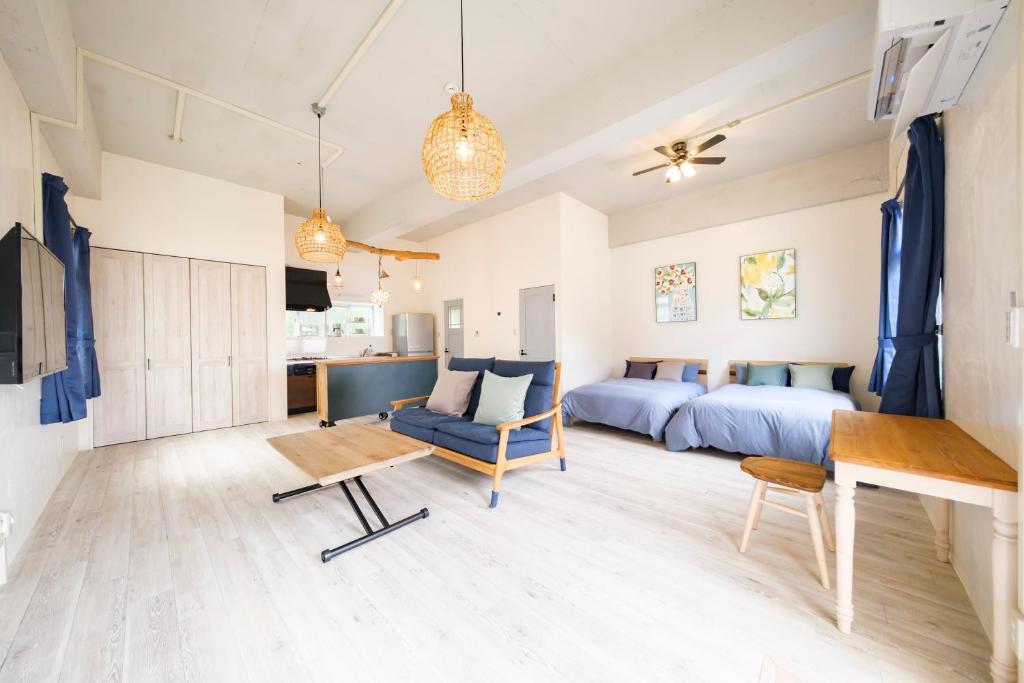 sypialnia z 2 łóżkami i salon w obiekcie Panari w mieście Miyako-jima