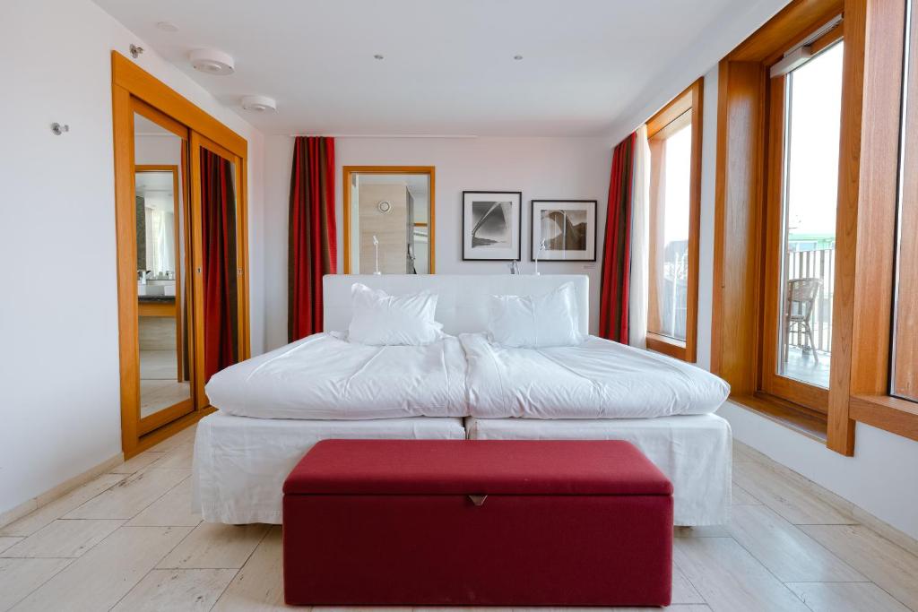 Postel nebo postele na pokoji v ubytování Avalon Hotel