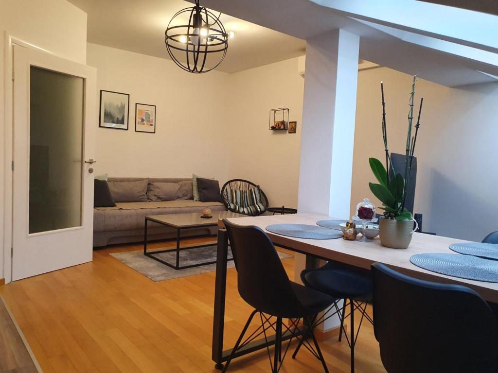 Χώρος καθιστικού στο Apartman RedBrick