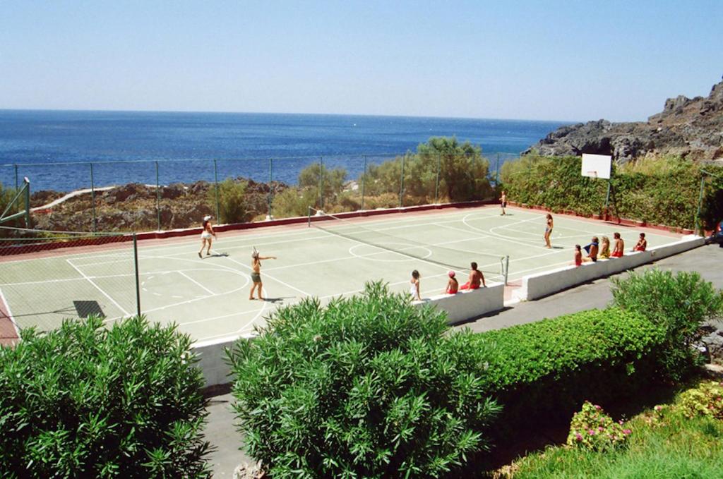Tenis a/nebo squash v ubytování Kalypso Cretan Village Resort & Spa nebo okolí