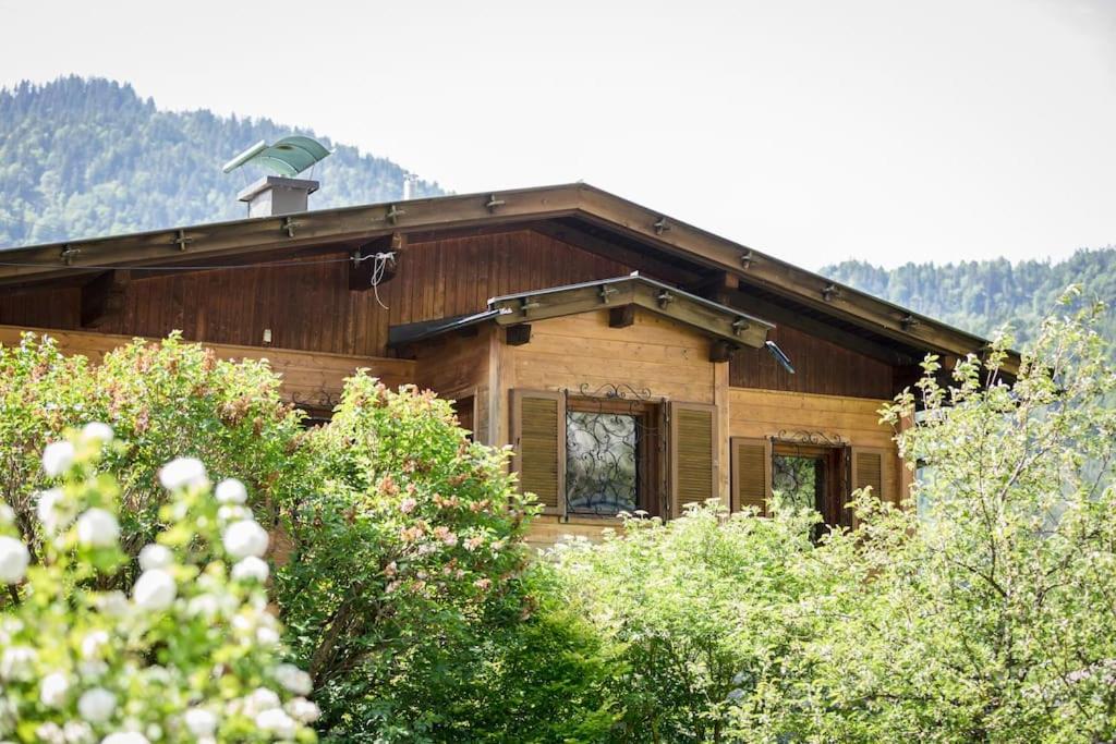 una casa de madera con árboles delante de ella en Scharnitz Chalet - gut eingerichtetes Haus en Scharnitz
