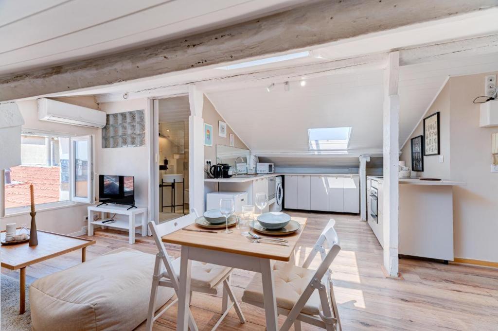 une cuisine et une salle à manger avec une table et des chaises dans l'établissement LOVELY STUDIO - Port de Nice, à Nice