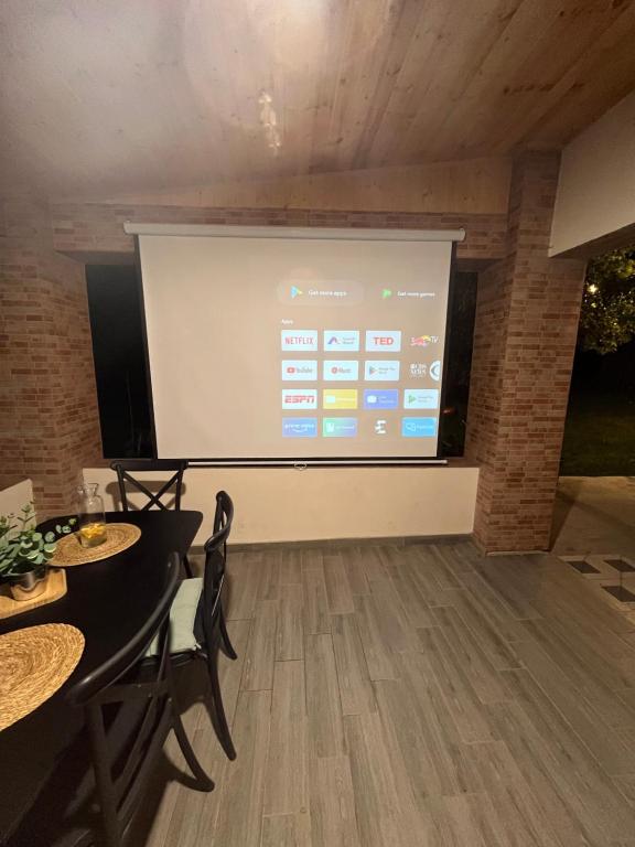 TV a/nebo společenská místnost v ubytování Cottage in Racha Mero