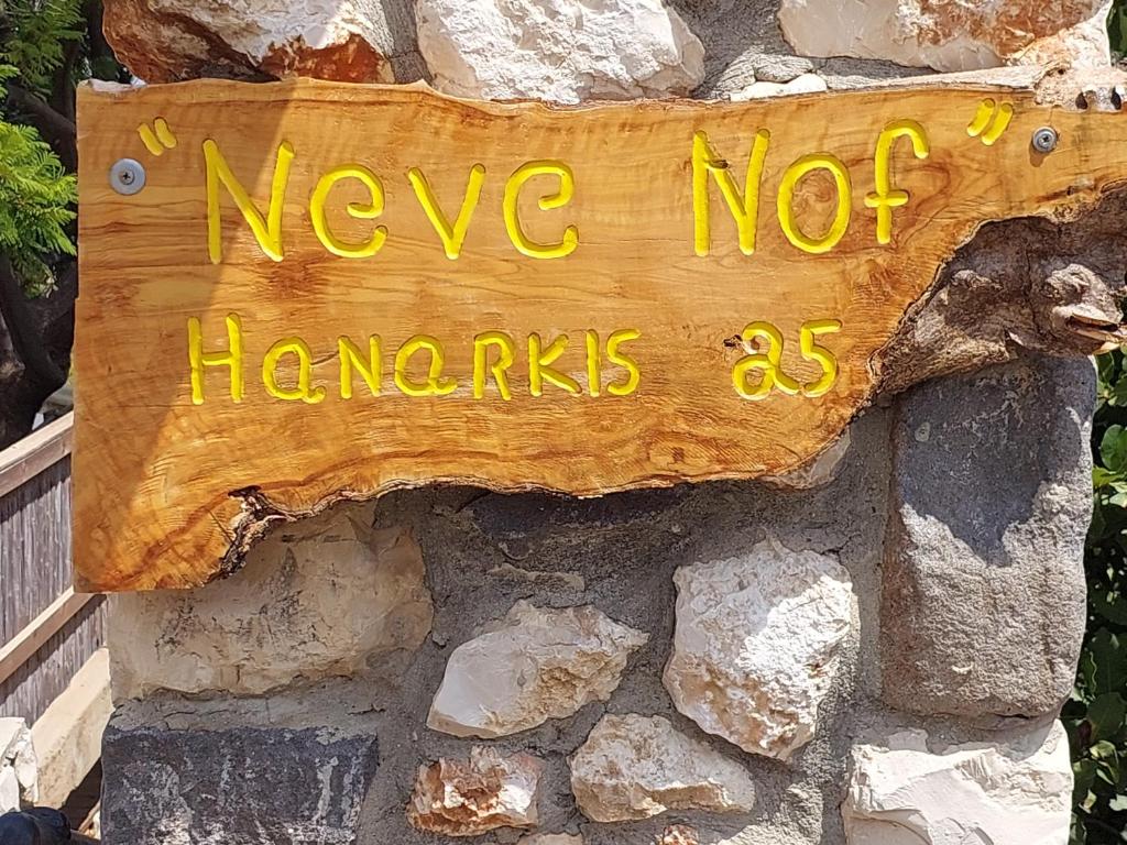 Certifikát, hodnocení, plakát nebo jiný dokument vystavený v ubytování Neve Nof