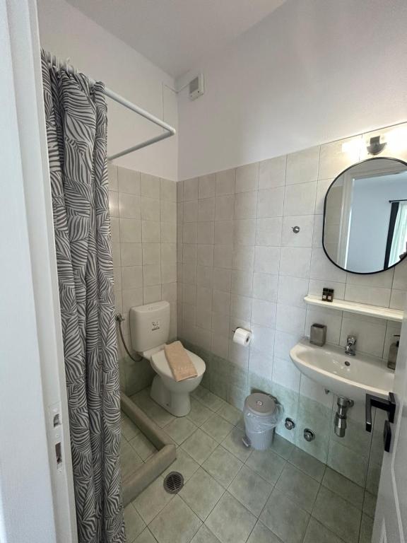 A bathroom at Zefyros Studios