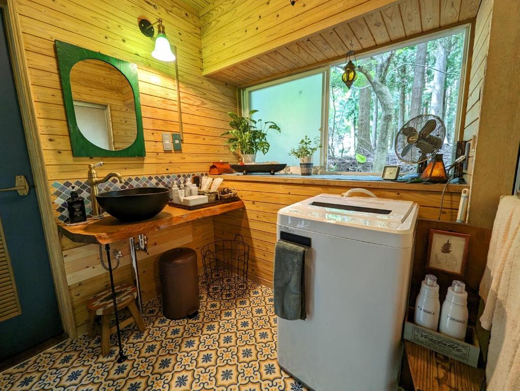 Kuchyň nebo kuchyňský kout v ubytování 星空に包まれる 森の隠れ家　Amrita Lodge ~stay & retreat~