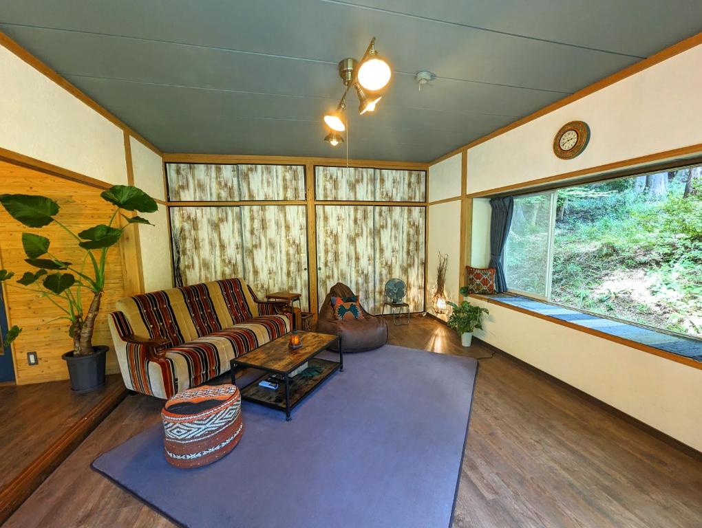 Posezení v ubytování 星空に包まれる 森の隠れ家　Amrita Lodge ~stay & retreat~
