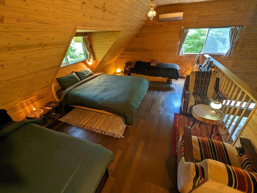 Posezení v ubytování 星空に包まれる 森の隠れ家　Amrita Lodge ~stay & retreat~