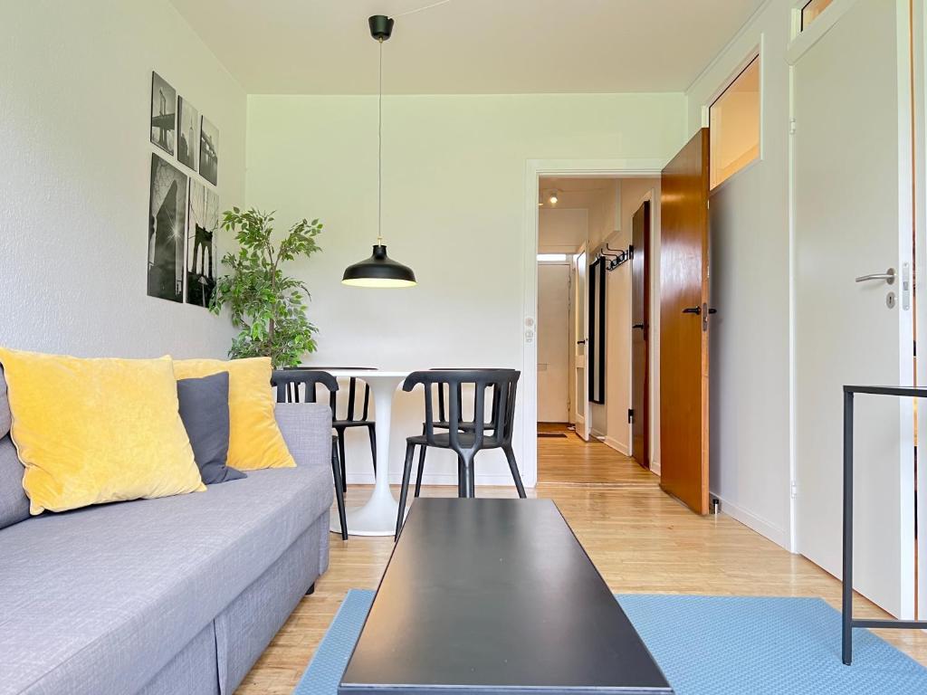 a living room with a couch and a table at Two Bedroom Apartment In Rdovre, Trnvej 39a, in Rødovre