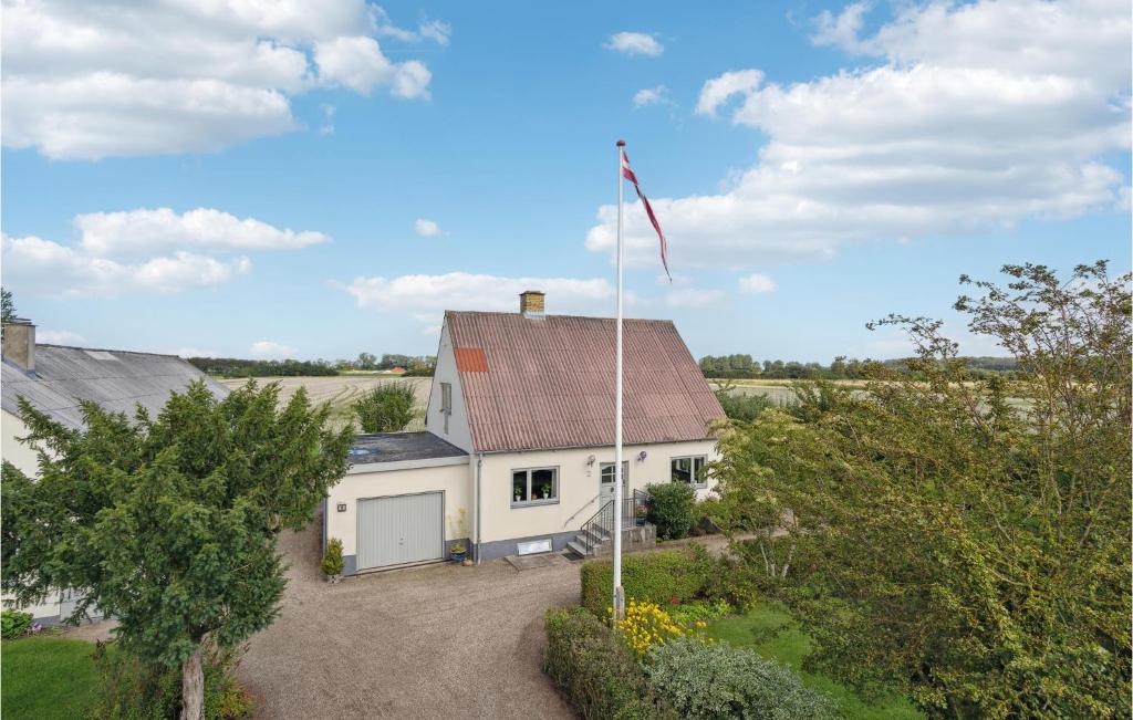una vista aerea di una casa bianca con bandiera di Lovely Home In Bogense With Kitchen a Bogense