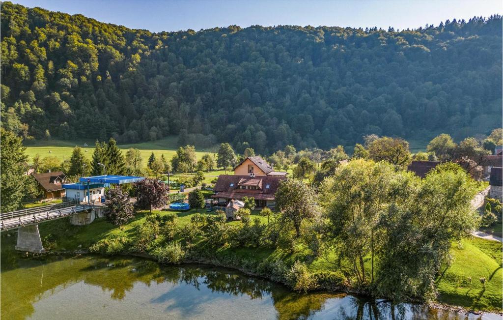 una vista aérea de una casa junto a un río en 3 Bedroom Gorgeous Home In Blazevci, en Blaževci