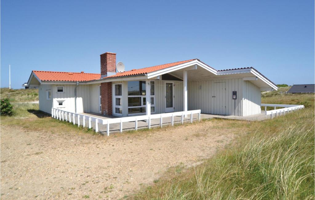 BjerregårdにあるPet Friendly Home In Hvide Sande With Kitchenの小さな浜辺の家