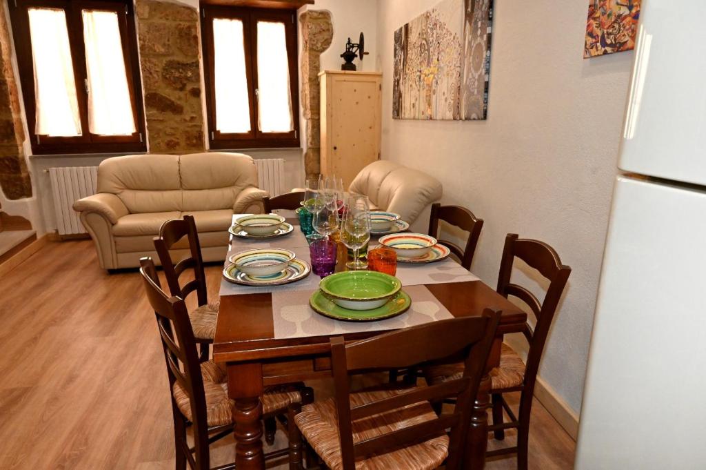 mesa de comedor con sillas y nevera en Il Sogno, en Acquapendente