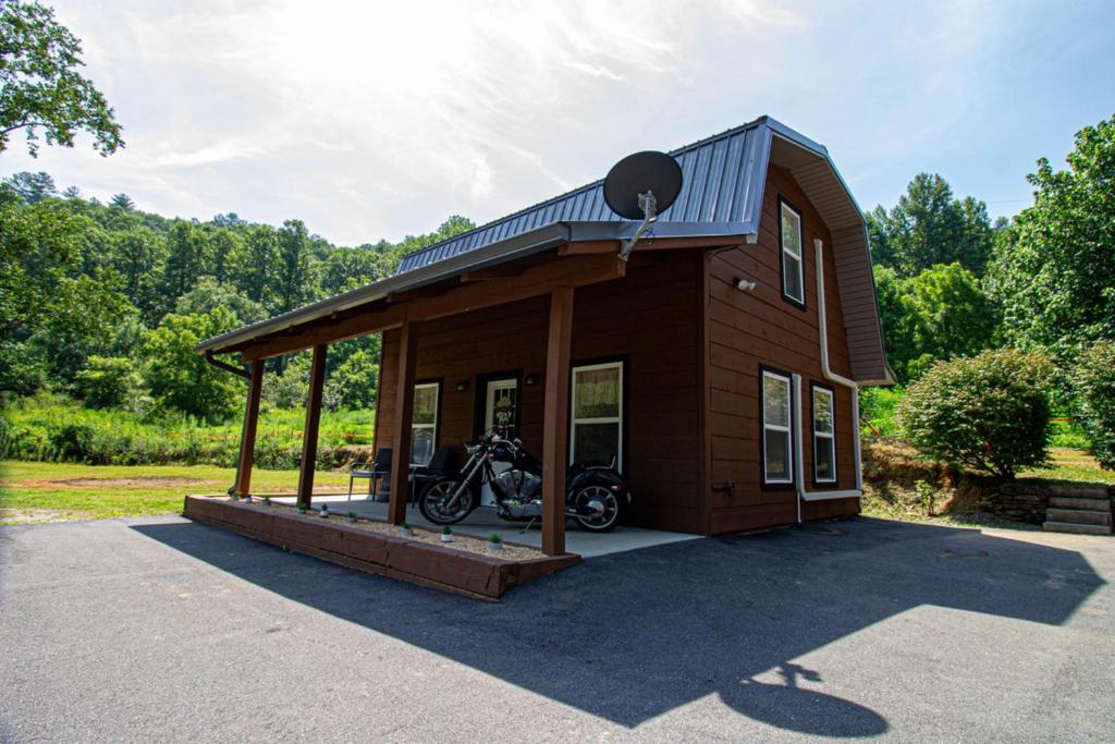 mały domek z zaparkowanym motocyklem w obiekcie Mountain Haven Dragon's Nest Cabin w mieście Robbinsville
