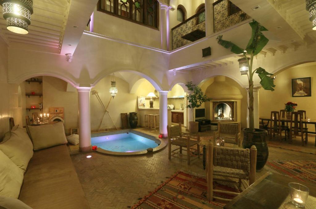 sala de estar con piscina en un edificio en Riad L'Emir, en Marrakech