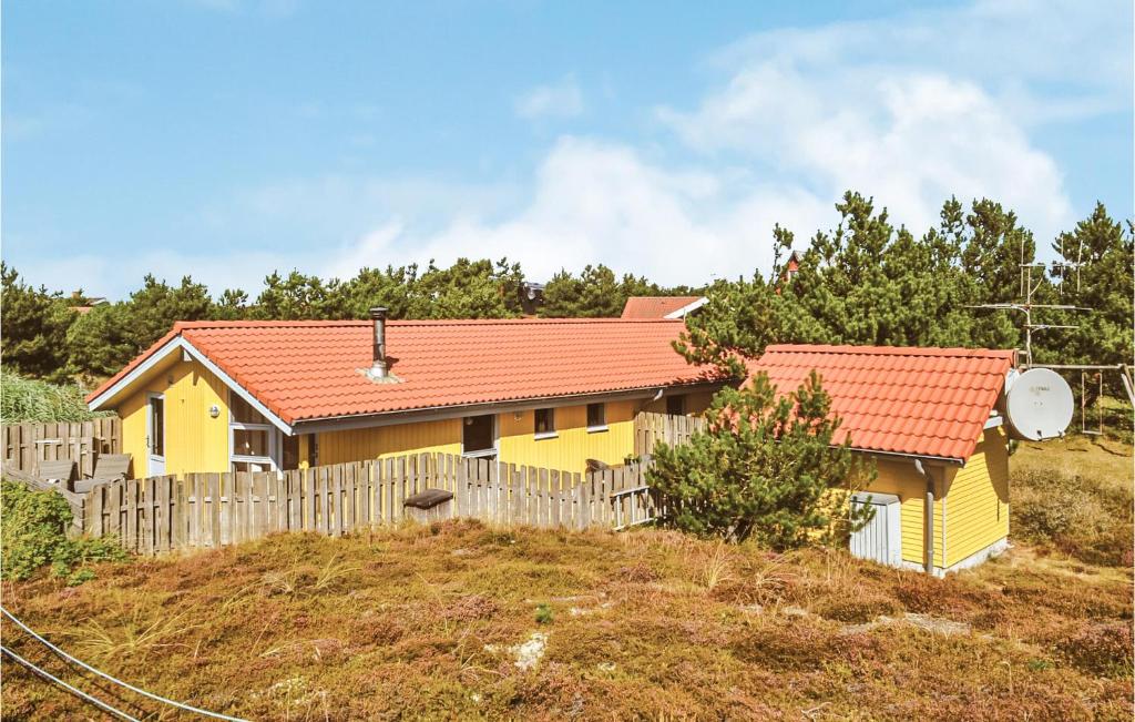 BjerregårdにあるLovely Home In Hvide Sande With Wifiの黄色の家