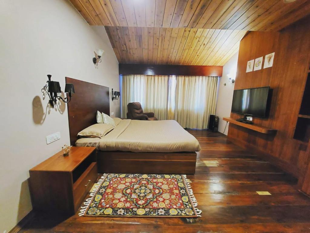 una camera con un letto e una televisione di Delamere homestay a Gangtok