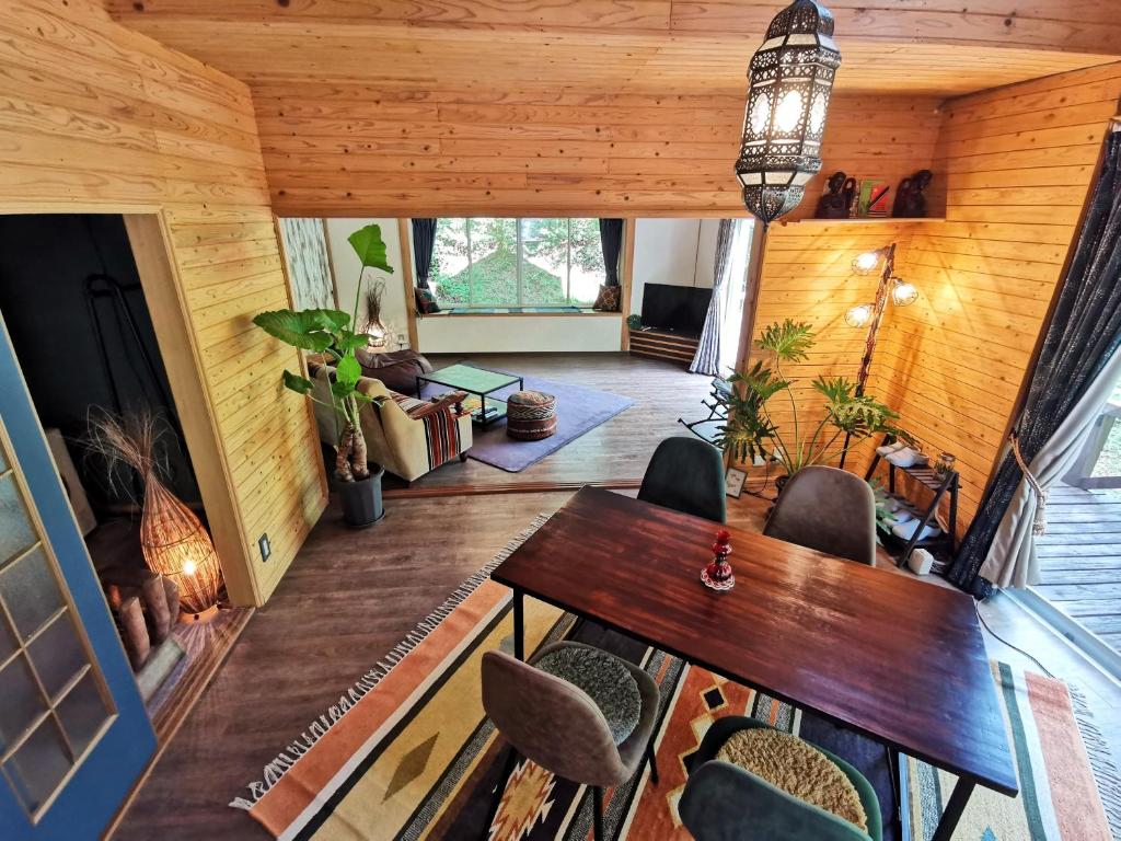 Posezení v ubytování 星空に包まれる 森の隠れ家　Amrita Lodge ~stay & retreat~