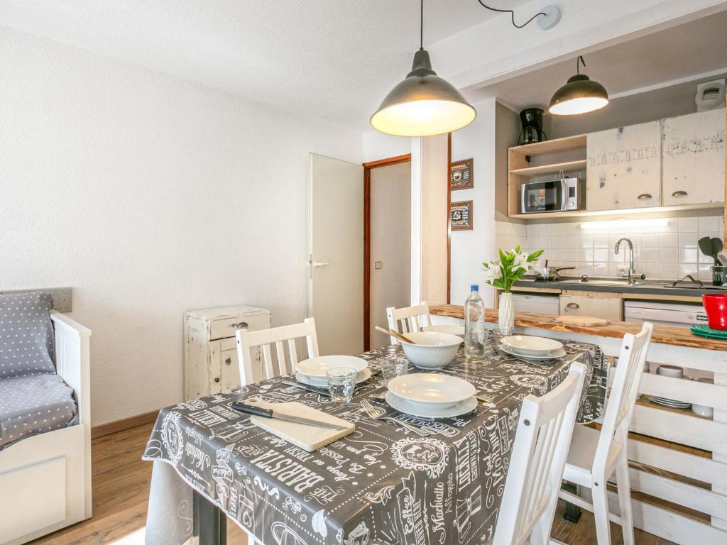 une cuisine et une salle à manger avec une table et des chaises dans l'établissement Appartement lumineux 6 pers, 2 sdb, wifi, garage, proche pistes et centre, casier à skis, animaux ok - FR-1-694-19, à Val dʼIsère