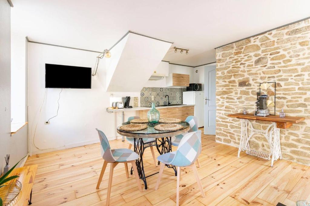 une cuisine et une salle à manger avec une table et des chaises dans l'établissement Il était une fois à ConcarnOLoc, à Concarneau