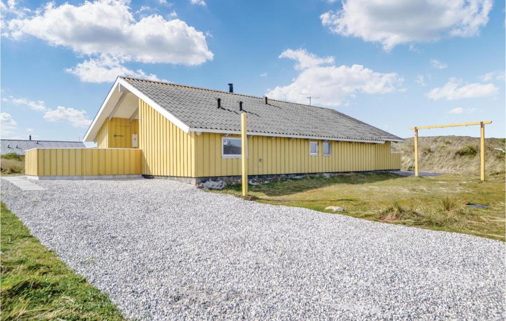 BjerregårdにあるNice Home In Hvide Sande With House A Panoramic Viewの黄色の建物