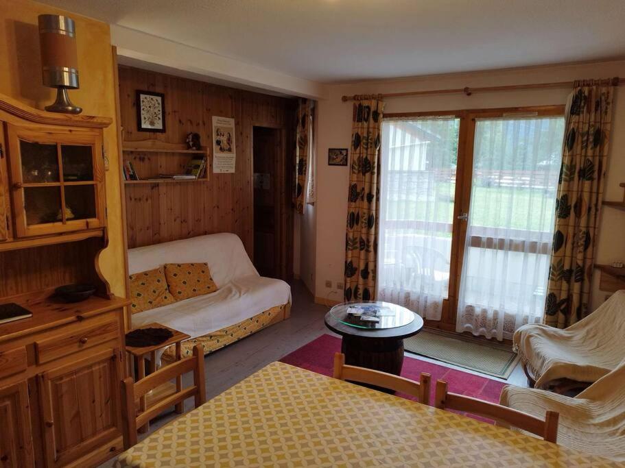 un salon avec un canapé et une table dans l'établissement Paradiski proche vanoise express plan peisey, à Peisey-Nancroix