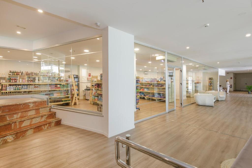 Biblioteka w aparthotelu