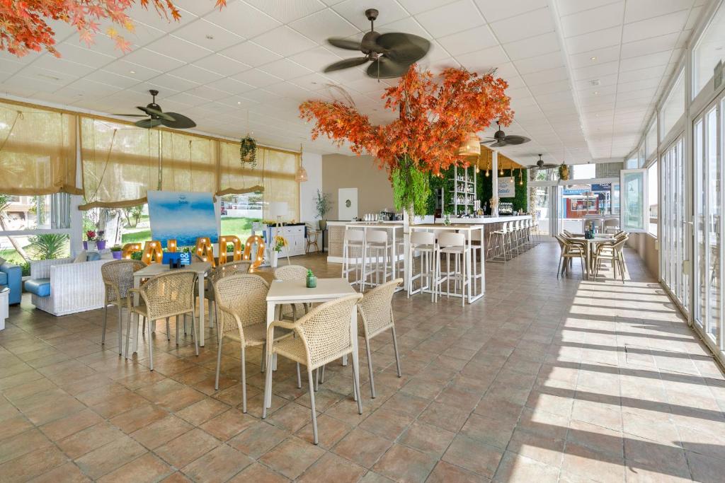 Restauracja lub miejsce do jedzenia w obiekcie Sol Puerto Marina