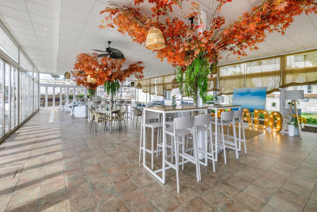 Restauracja lub miejsce do jedzenia w obiekcie Sol Puerto Marina