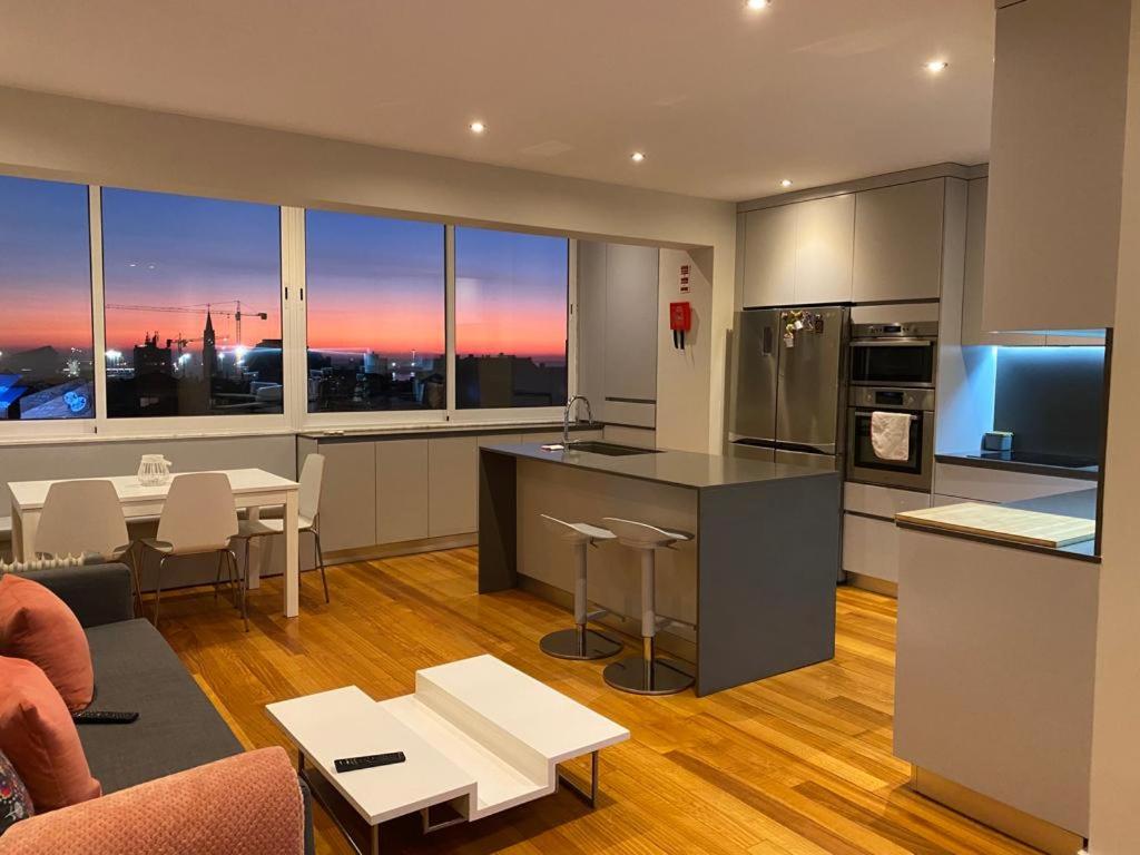 cocina y sala de estar con vistas a la ciudad en Sunset Guest House, en Matosinhos