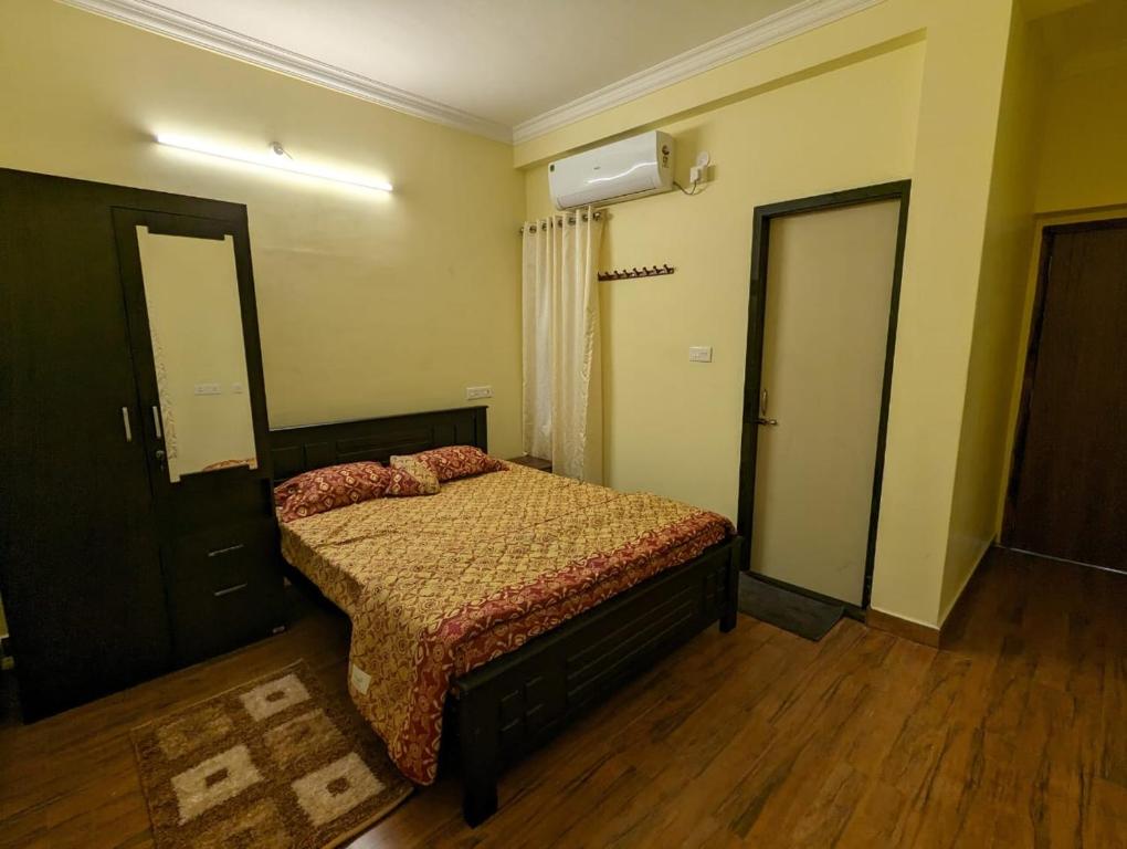 a bedroom with a bed and two sliding doors at 2A Villa Innocent in Puducherry