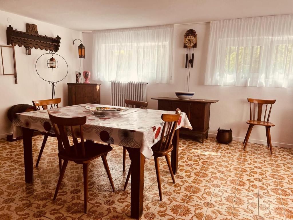 - une salle à manger avec une table et des chaises dans l'établissement Spacious House Venice Lido near ferry and the sea, sur le Lido de Venise