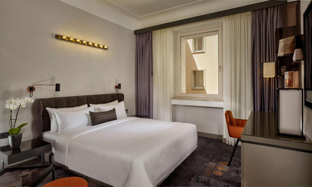 
Superior Queen Room with Atrium View
