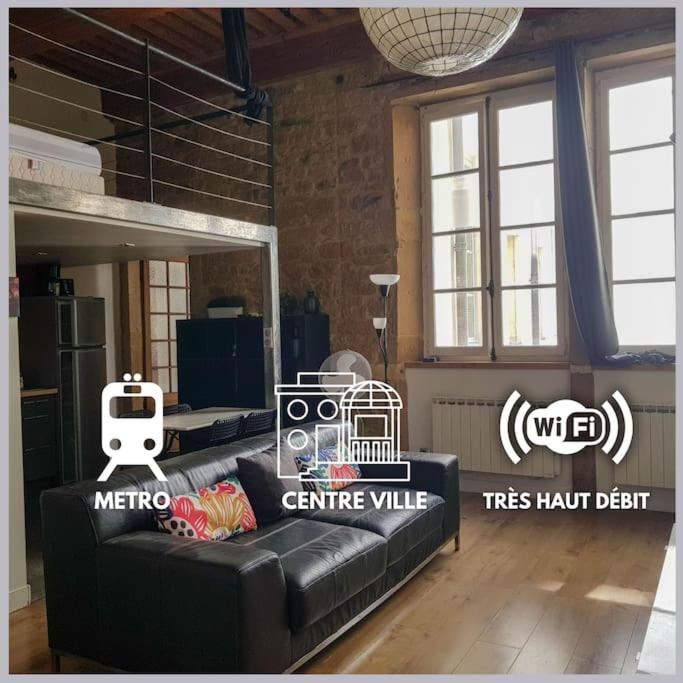 - un salon avec un canapé noir et un miroir dans l'établissement bnbgônes - Le Désiré - HYPER CENTRE VILLE - METRO Hôtel de Ville à 1 mn, à Lyon