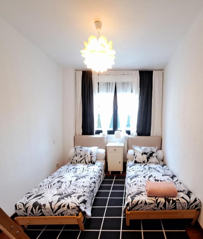 Łóżko lub łóżka w pokoju w obiekcie CASTRO COSTA NORTE Apartamento Jardín Garaje