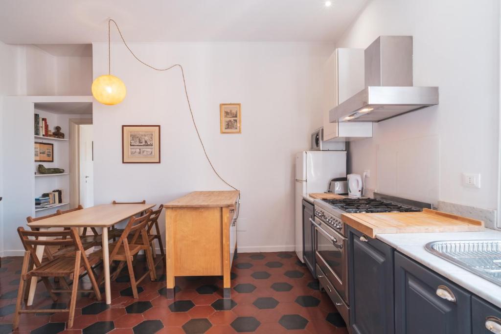 Kuchyňa alebo kuchynka v ubytovaní HC - Sunny Apartment in Testaccio!