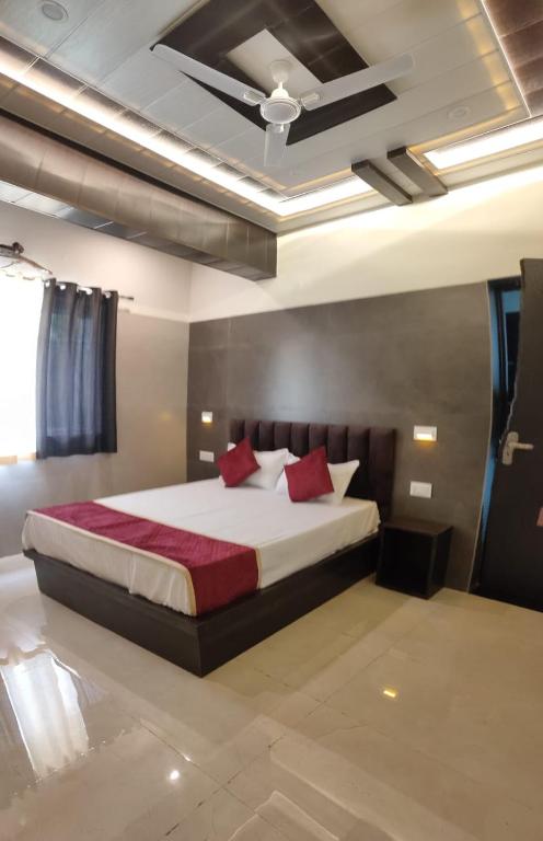 Postel nebo postele na pokoji v ubytování Hotel Goyal Palace
